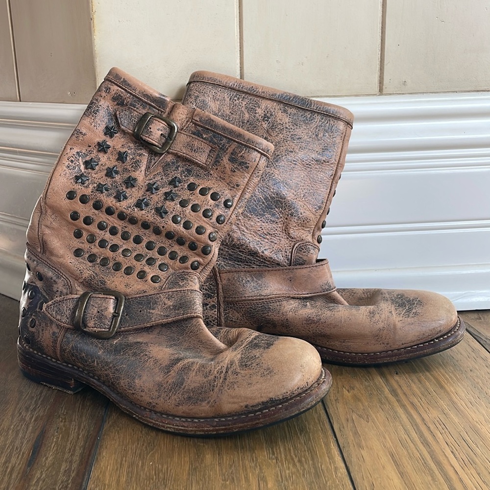 Bed Stu leather slip on boots in very good condition! Women’s Size 7 !!!